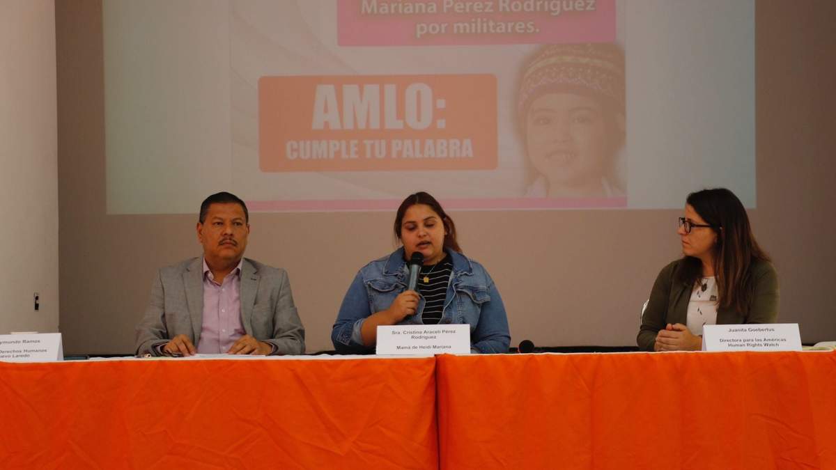 Al centro, Cristina Pérez Rodríguez, mamá de Heidi Mariana
