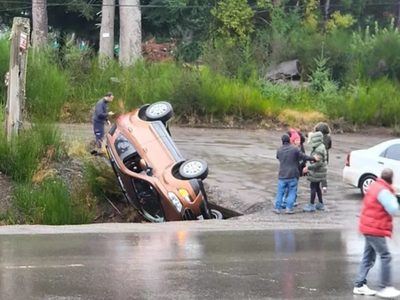 Tres mujeres turistas terminaron dentro de una alcantarilla