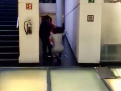 Senadora de Morena empuja y tira al piso a una empleada (Video)