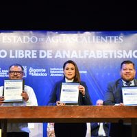 Gobernadora de Aguascalientes lanza campaña contra el analfabetismo