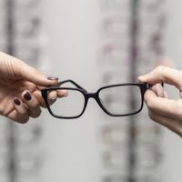 Advierten sobre los riesgos de comprar anteojos de leer sin consultar con especialistas
