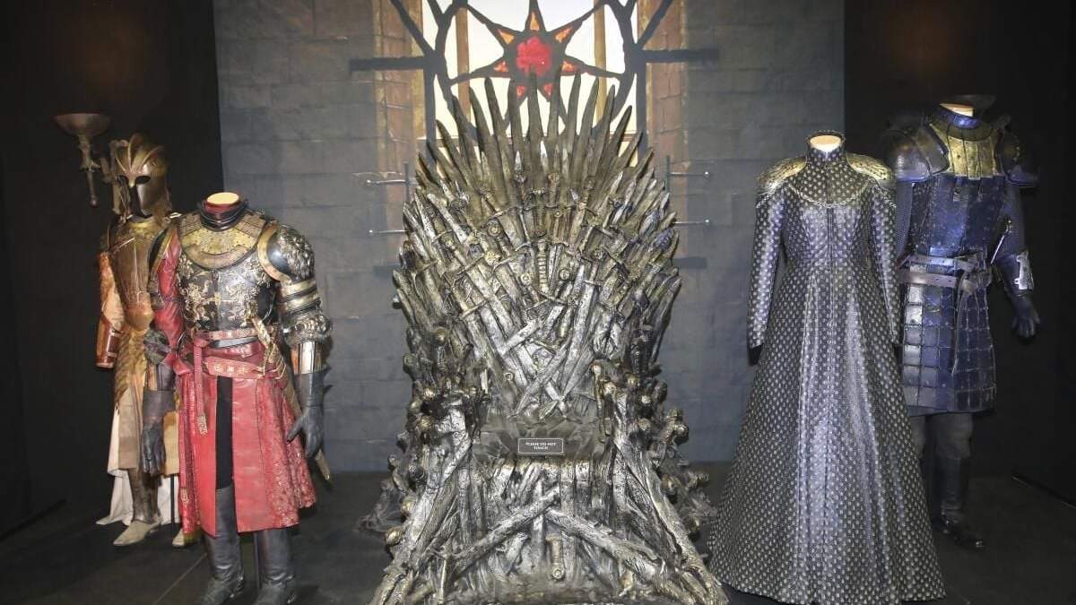 El Trono de Hierro y vestuarios en exhibición durante la inauguración de la exposición itinerante de “Game of Thrones” en el centro de exhibiciones Titanic en Belfast, Irlanda del Norte, el miércoles 10 de abril de 2019.
