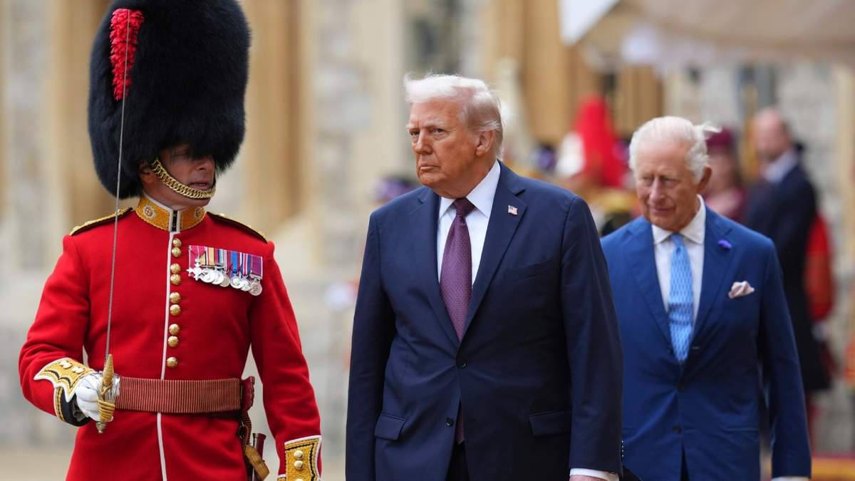 El rey Carlos III de Inglaterra y el presidente de Estados Unidos, Donald Trump, se sientan en un carruaje durante una procesión por el castillo de Windsor en Windsor, Inglaterra, el miércoles 17 de septiembre de 2025