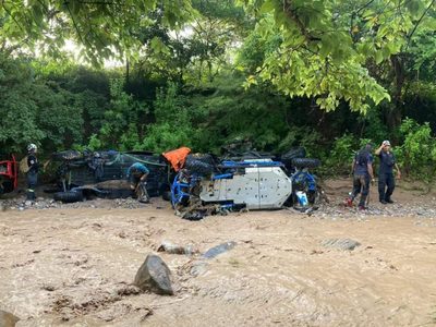 Tres tripulantes de un vehículo Racer son arrastrados por un río en Apango, Guerrero