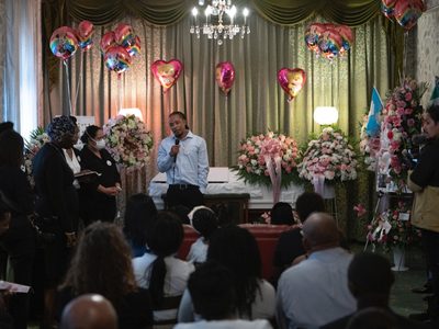 Globos, lágrimas y abrazos en funeral de niña que murió bajo custodia de Patrulla Fronteriza de EU