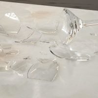 Si se te rompió una copa, no la tires: transformala en una bandeja hermosa para tu cocina en 3 pasos