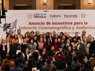 Sheinbaum anuncia incentivos para la industria cinematográfica con Salma Hayek como invitada