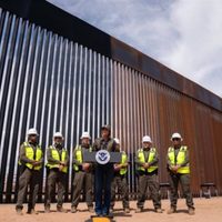 EU pinta de negro el muro fronterizo con México para subir la temperatura y frenar paso de migrantes
