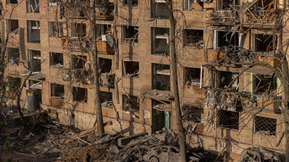 Un edificio dañado por un ataque ruso en Kiev, Ucrania, el 24 de abril del 2025