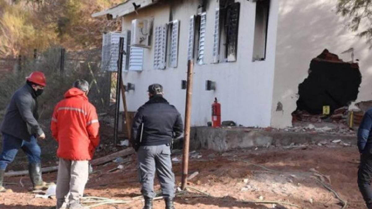 Incendio y explosión en la Escuela 144 de Aguada San Roque. Foto Archivo