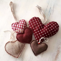 Si tenés retazos de tela, no los tires y hacé estos colgantes de corazones estilo boho para regalar el Día del Amigo