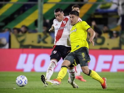 Lo pidió todo el Halcón: con polémica por un penal no cobrado, River empató 0 a 0 con Defensa