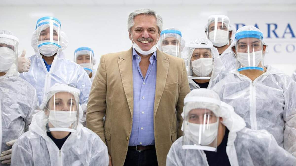 El presidente Alberto Fernández junto a un grupo de investigadores farmacéuticos. Fuete: (Twitter)