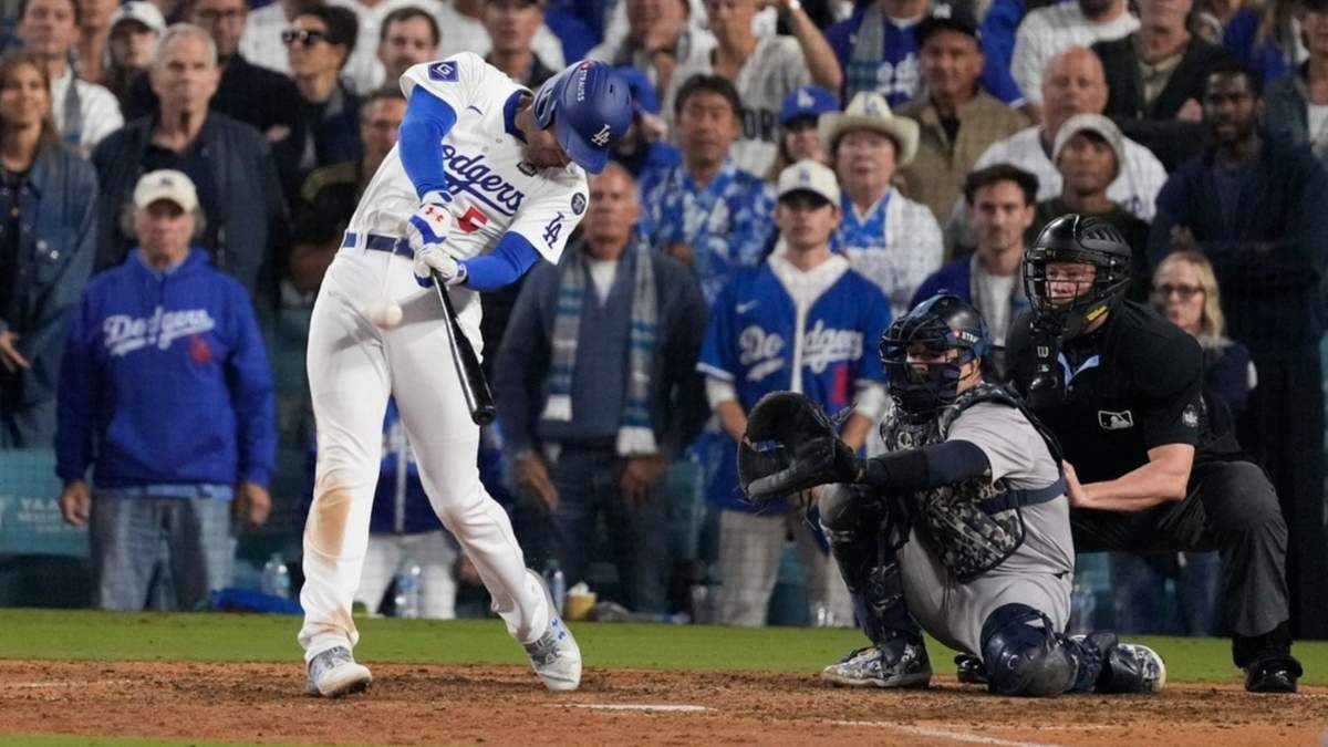 Freddie Freeman, de los Dodgers de Los Ángeles, conecta un grand slam para definir en la décima entrada el primer juego de la Serie Mundial ante los Yankees de Nueva York, el viernes 25 de octubre de 2024