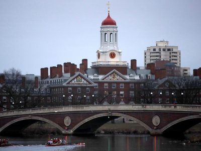 Trump acusa a Harvard de contratar profesores “woke” y radicales de izquierda