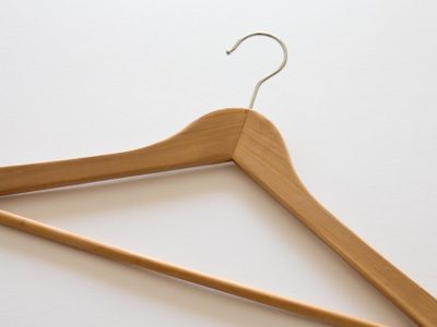 No tires la percha vieja o rota: así podés crear el organizador de collares más coqueto y original