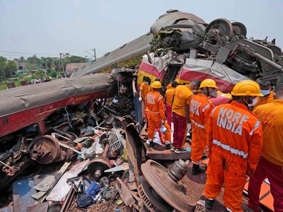 Suman 261 muertos por el choque múltiple de trenes en India