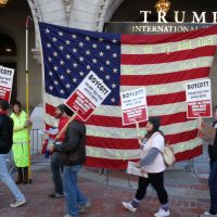 En medio de protestas, Trump inaugura hotel de su propiedad cerca de la Casa Blanca
