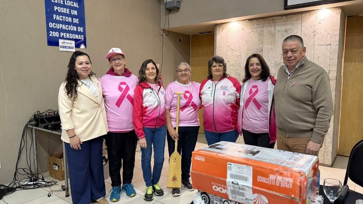 Dirigentes del CEC durante el lanzamiento de la campaña Octubre Rosa. Fuente: (Prensa CEC)
