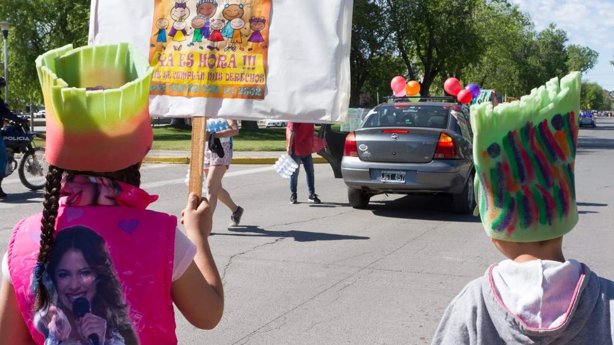 La tradicional marcha de niños y niñas en el Parque Central de Neuquén. Fuente: (Emiliano Ortiz)