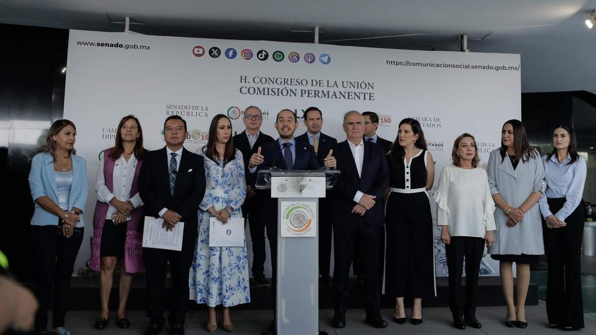 Marko Cortés con legisladores de su partido