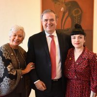 Mon Laferte ya es mexicana; Ebrard le entrega su carta de naturalización