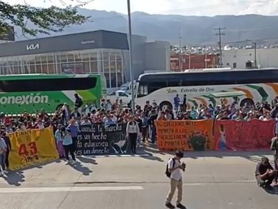 Bloquean Autopista del Sol: estudiantes exigen justicia por normalistas asesinados en 2011