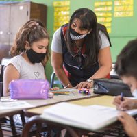 Sin distancia social, comienzan las clases presenciales en Mendoza y desafía al Gobierno nacional