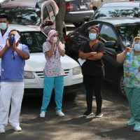 Personal médico exige vacunas a Sheinbaum durante la inauguración del Cablebús