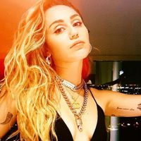 La estaban grabando a Miley Cyrus y... ¡se empezó a quitar la ropa! ¿Estás listo para verla así?