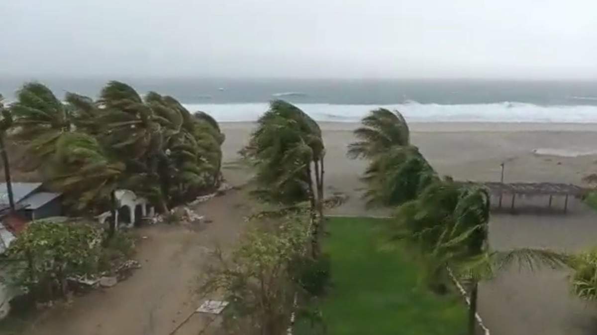 Paso de Agatha por Puerto Escondido