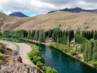 Paradisíaco y oculto: el destino de la Patagonia al que solo se llega por balsa y fascina al mundo