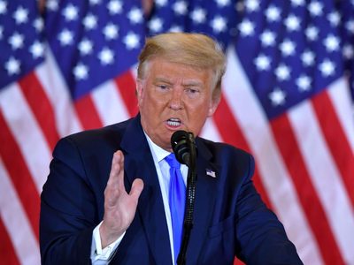 Sin el recuento total, Trump se adjudicó la victoria y denunció fraude: el video