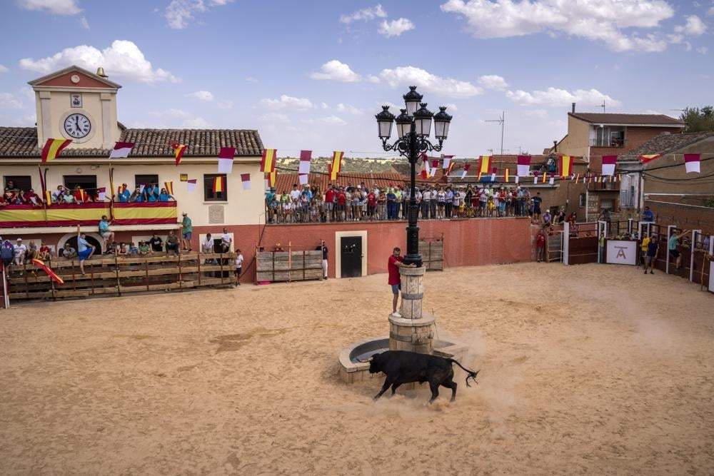 Un toro persigue a un hombre durante un festival taurino en la aldea de Atanzón, España