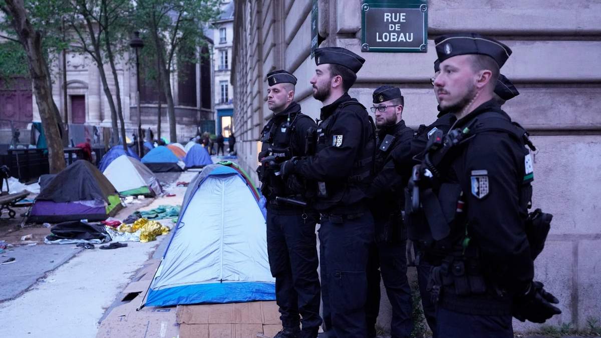 Policías montan guardia en un campamento improvisado durante una operación de evacuación el martes 30 de abril de 2024 en París. La policía ha realizado operaciones similares de forma diaria en los meses previos a los Juegos Olímpicos