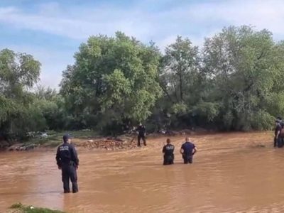 Corriente arrastra auto de familia estadunidense y mueren tres niños en Agua Prieta