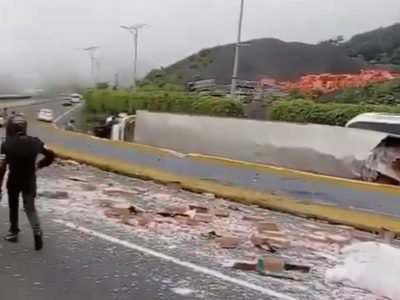 Vuelca un tracto camión de refrescos en La Pera; carga vehicular en la México-Cuernavaca (Video)