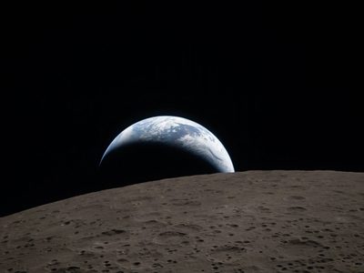 Astronautas de Artemis II rinden homenaje a Apolo 8 con fotografía con puesta el Sol sobre la Tierra