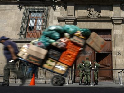 México anuncia más aranceles a importación de textiles. ¿China es uno de los países afectados?