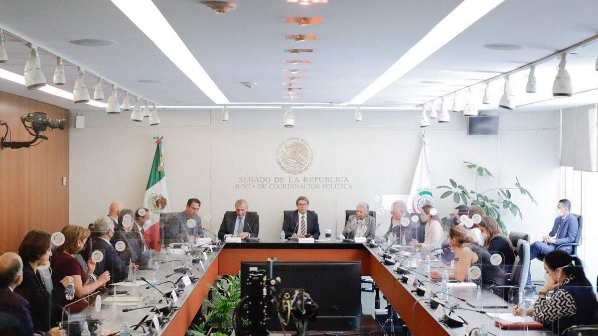 Adan Augusto López con los senadores