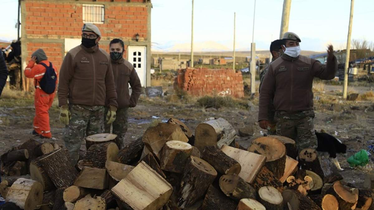 Guarnición Militar Zapala colabora en forma permanente con la distribución de leña. Fuente: (Twitter).