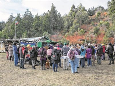 La Cámara Federal intimó al juez de Bariloche a frenar la entrega de tierras a mapuches