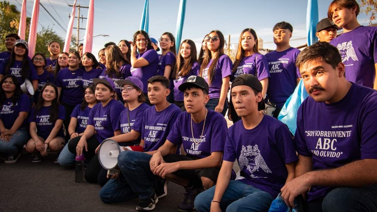 "Soy sobreviviente ABc Justicia" se lee en las playeras de los ahora jóvenes, víctimas de la tragedia
