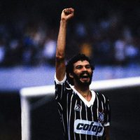 Sócrates, el futbolista brasileño que orquestó el futbol democrático