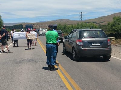 Vecinos de Junín de los Andes cortaron la Ruta 40 en reclamo por la falta de agua