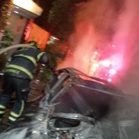 Hombre choca su auto contra muro de contención y muere calcinado