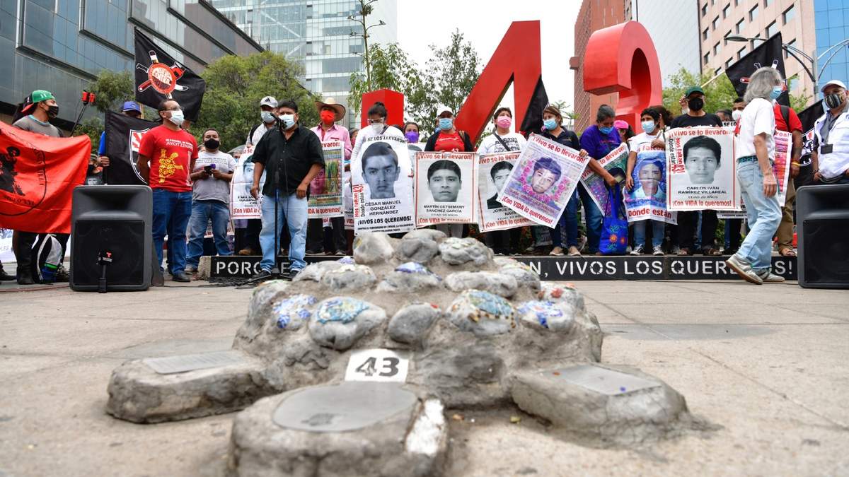 Protesta por la desaparición de los 43