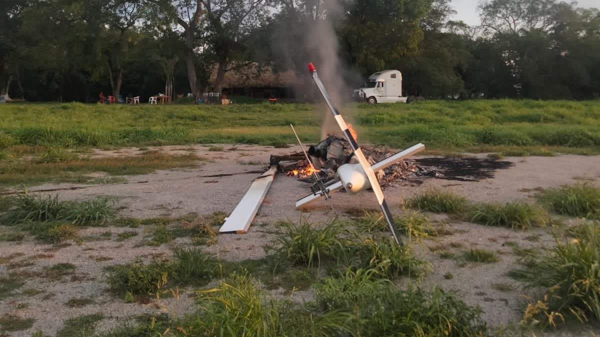 Helicóptero de servicio privado para turistas incendiado en la localidad de Agua Buena del municipio de Tamasopo