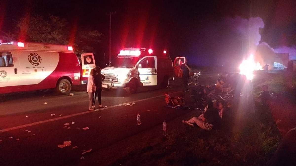 Paramédicos atienden a heridos en el accidente