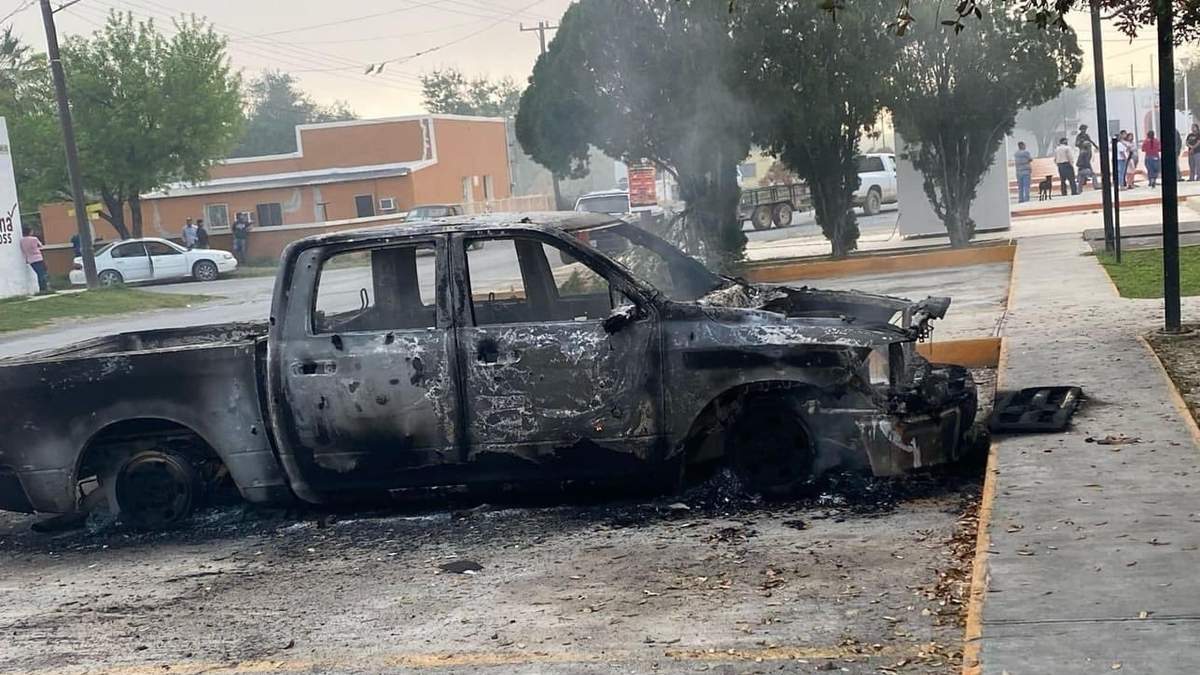 Auto quemado en Doctor Coss